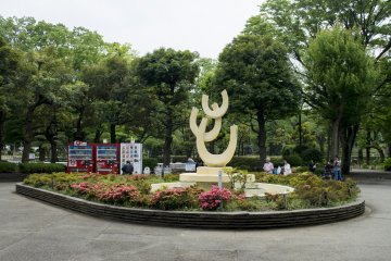 <p>This beautiful sculpture greets you at the entrance to Kanuma Park.</p>