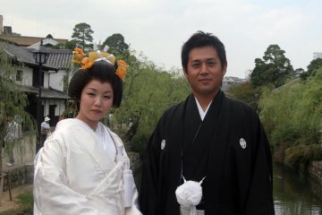 A couple enjoying their wedding day in the Bikan district of Kurashiki