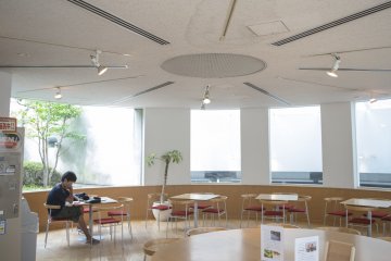 <p>Also on the 2nd floor, this spacious 'cafeteria'. Note that there isn't a real cafe, rather there is a food vending machine that sells piping hot packet foods.</p>