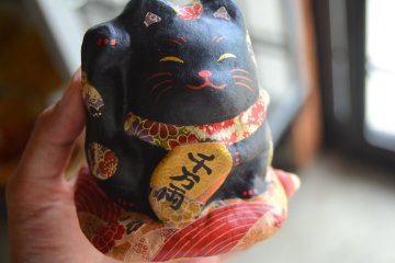<p>Boneka kucing keberuntungan yang juga dibuat dari kertas tradisional</p>