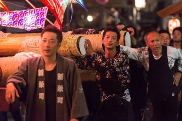 Pushers take a break before the fighting starts