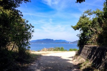White sands, clear skies and distant islands. This is a place to refresh your body and mind.