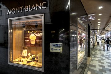<p>The display outside details the history of the famous dessert? Don't understand Japanese? Never mind, what's important is inside.</p>