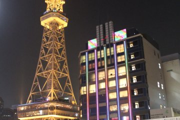 <p>A mini glowing Eiffel Tower&nbsp;</p>