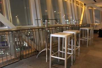 <p>At the top of the tower there are seats where you can relax and appreciate the nighttime views&nbsp;</p>