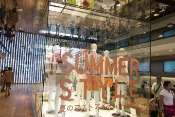 <p>Lt.1: displai kaca utama saat memasuki&nbsp;UNIQLO Ginza</p>