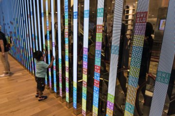 <p>Lt.1: Fleksibilitas displai LED membuat UNIQLO bisa menciptakan momen seperti ini... menarik minat pelanggan kecil ini.</p>