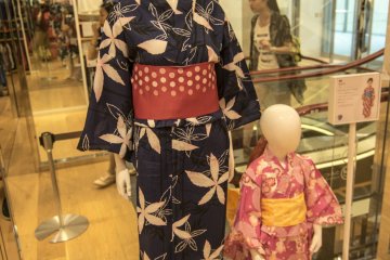 <p>Lt.2: UNIQLO menjual yukata? Betul sekali. Untuk waktu terbatas hanya di musim panas ini, UNIQLO mengkreasikan yukata yang terlihat formal namun mudah dipakai ini.</p>