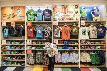<p>Ceklah semua warna yang tersedia. UNIQLO terkenal karena keragaman warna pakaiannya, meski tidak ada yang bisa mengalahkan pakaian anak-anak dalam hal ini.</p>