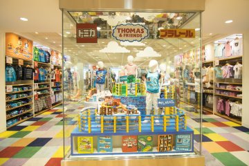<p>Lt.7: Iya, ini masih di UNIQLO, yang telah bermitra dengan waralaba pembuat mainan anak lain untuk menghasilkan merek baru pakaian anak.</p>