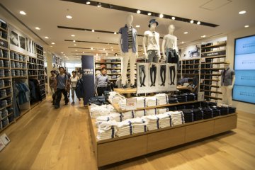 <p>Lt.9: Bagian denim UNIQLO (di seksi khusus pria) biasanya merupakan salah satu bagian paling populer yang menjual pakaian dari jeans berkualitas namun terjangkau.</p>