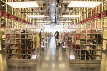 <p>Lt.11: Futuristik, keren, dan sangat merampas perhatian. Ini adalah UT-store yang menjual desain UNIQLO edisi terbatas terkini yang tersedia di Jepang.</p>