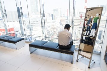 <p>Penghormatan untuk siapapun dari kita yang mengunjungi tempat ini untuk menemani mereka yang kita cintai sementara mereka berbelanja. Seperti pria ini. Dia akan duduk di sini untuk waktu yang sangaaatttt lamaaaaaaaa.</p>