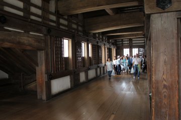<p>Le ch&acirc;teau d'Himeji est le seul du Japon enti&egrave;rement conserv&eacute; dans son &eacute;tat d'origine, et les visiteurs se baladent ais&eacute;mment parmi les diff&eacute;rentes pi&egrave;ces et &eacute;tages, reli&eacute;s entre eux par des escaliers assez raides</p>