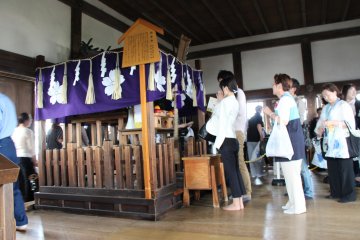 <p>Au sommet est install&eacute; un petit autel, auquel es visiteurs rendent hommage</p>