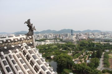 <p>Forc&eacute;mment, la vue sur la vall&eacute;e est impressionnante. On note d'ailleurs ici la pr&eacute;sence d'un shachi-hoko, animal l&eacute;gendaire fortement repr&eacute;sent&eacute; dans les pi&egrave;ces caract&eacute;ristiques des &eacute;l&eacute;ments composant la toiture des ch&acirc;teaux japonais</p>