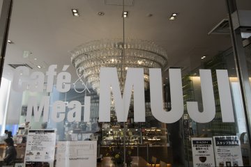 <p>Caf&eacute; &amp; Meal MUJI (Remm Hibiya) is a rather chic outlet, perhaps reflecting its association with the hotel. The restaurant is right next to the hotel reception, and features a large spectacular glass chandelier.</p>