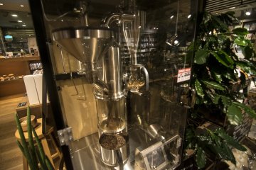 <p>I found this interesting coffee brewing contraption in&nbsp;Caf&eacute; &amp; Meal MUJI (Canal City Fukuoka), which is always on and roasting coffee beans. You can get a fresh packet from the machine for only &yen;100.</p>