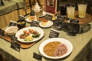 <p>And of course, no Japanese restaurant is complete without a plastic model showcase. It's really not necessary though, since the real dishes are also displayed at the counter area.</p>