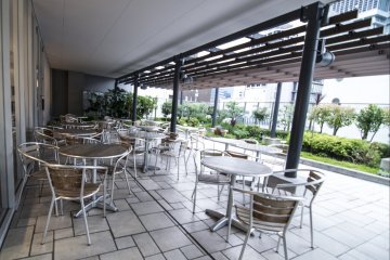 <p>Caf&eacute; &amp; Meal MUJI (Abenos) offers outdoor sitting, with a nice rooftop garden by the side.</p>
