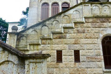 Max Hinder effectively used Ohya Stone on the walls