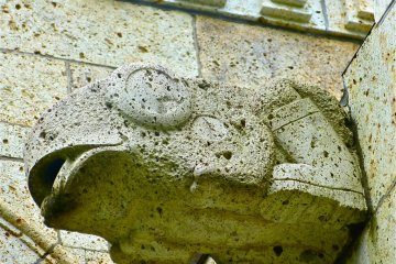 The frog decoration works as a drainage spout when it rains