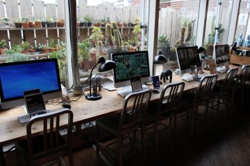 <p>Des ordinateurs en libre acc&egrave;s pour les clients du caf&eacute;</p>