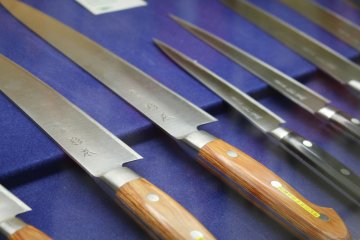 <p>Des couteaux japonais dans la section cuisine</p>