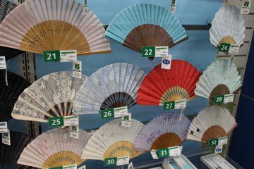 <p>Des &eacute;ventails japonais</p>