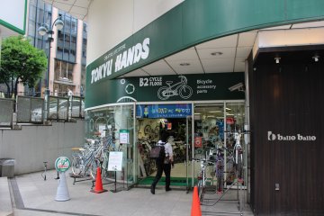 <p>A l'ext&eacute;rieur de Tokyu Hands (B2, bicyclette)</p>