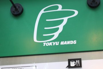 <p>Le logo de Tokyu Hands et son design vert</p>