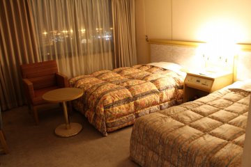 <p>Rooms are comfortable, and offer a magnificent view of Kobe port</p>
