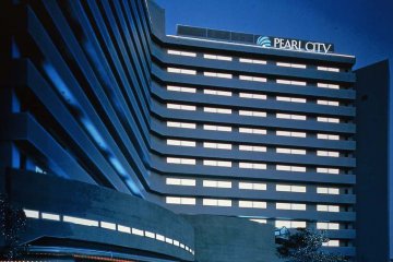 <p>Hotel Pearl City Kobe facade at night</p>