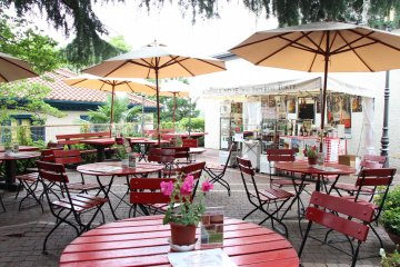 Il y a de nombreux cafés de style européen à Kitano