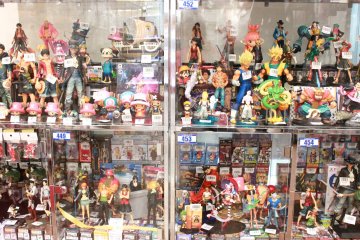 <p>Algunos de los stands en la tienda</p>