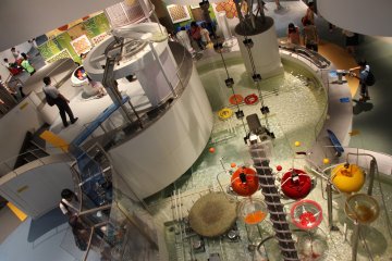<p>La premi&egrave;re partie du mus&eacute;e est notamment consacr&eacute;e aux forces et aux principes hydrauliques, que les visiteurs peuvent exp&eacute;rimenter en utilisant divers m&eacute;canismes mis &agrave; leur disposition</p>