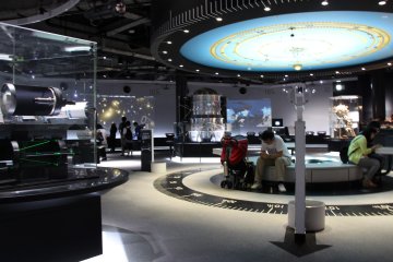 <p>La derni&egrave;re partie de mus&eacute;e est d&eacute;di&eacute;e &agrave; l'astronomie, &agrave; laquelle fait logiquement suite une s&eacute;ance cin&eacute;ma au plan&eacute;tarium</p>