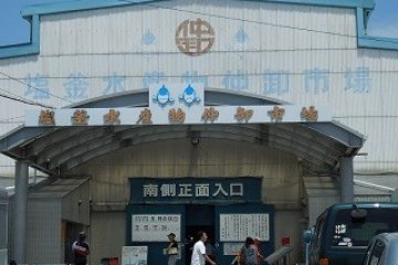 Pintu masuk selatan Pasar Grosir Makanan Laut Shiogama