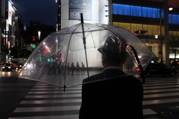 <p>The see-through umbrella is perfect to shoot through, here capturing people on the other side</p>