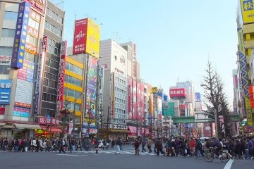 <p>The famous Akihabara&nbsp;shopping street.</p>