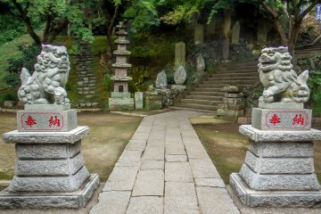 <p>At the bottom of this long staircase these two scary looking deities guard the main entrance to Hanzobo Shrine</p>