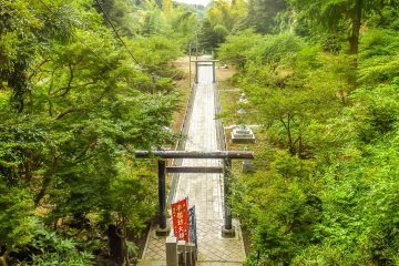 <p>Running for several dozen meters, this long pathway connects Hanzobo Shrine to the back of Kenchoji Temple</p>