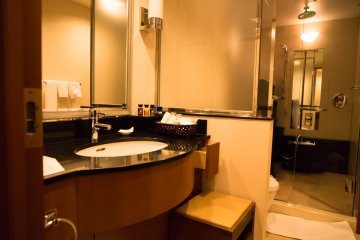 <p>The sink, toilet and bath were all separated, so it felt really spacious.</p>