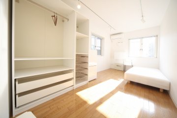 <p>干净整洁的室内陈设</p>