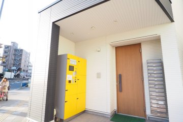 <p>你可以要求快递公司将包裹送到旅館，然后用你的电子卡将它取出、非常方便！</p>