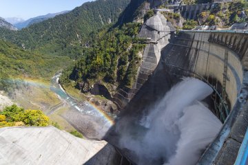 <p>186 meter Kurobe Dam is the tallest in Japan</p>
