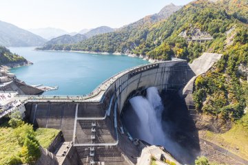 <p>Visitors crawl like ants on the massive dam
&nbsp;</p>