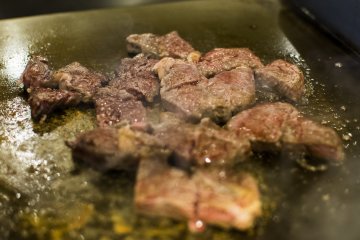 <p>The beef sizzling on the teppan, oozing with deliciousness!</p>
