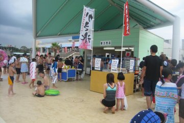 Have a brunch with this food store inside (Price is 30 to 50yen higher than that of a convenient store price). Free hot water for cup noodles munchers.