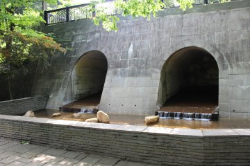 <p>Many mini waterfalls and pools provide a very therapeutic backdrop&nbsp;</p>